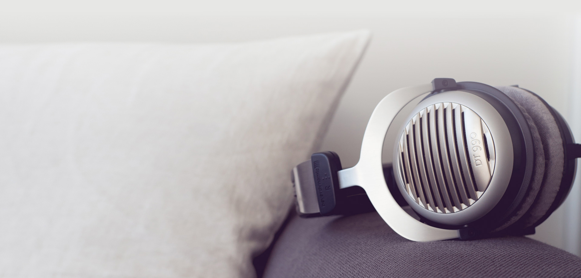 DT 990 EDITION Hi-fi headphones side view