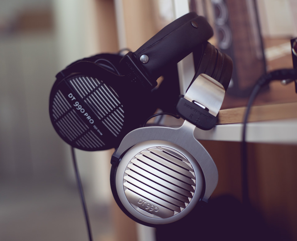 DT 990 EDITION Hi-fi headphones side view