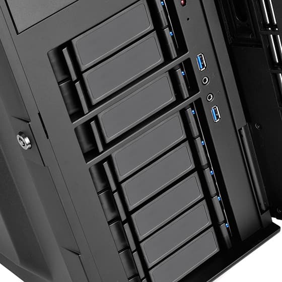 close look at the 3.5 and 2.5 drive bays