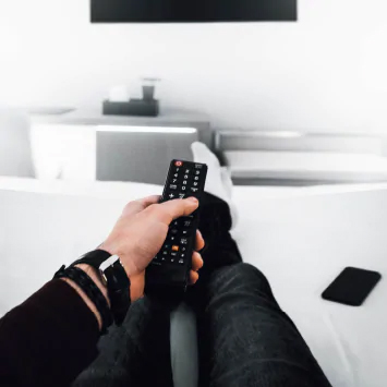One person is using the remote control to control the Yamaha YAS-109