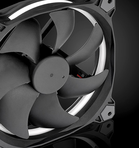 Thermaltake Toughpower GF1 750W - TT Premium Edition 140mm Hydraulic Bearing Fan close-up