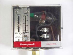 Honeywell Inc. L404B104 Pressuretrol Controller 2-15 psi SPST Honeywell Inc. L404B104 Pressuretrol Controller 2-15 psi SPST