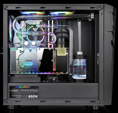 Thermaltake Commander C31 facing to the right showing its fully loaded pre-installed cooling and power supply components