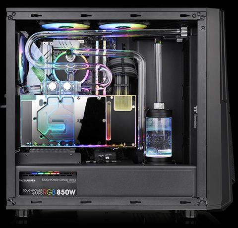 Thermaltake Commander C35 facing to the right with its side panel removed