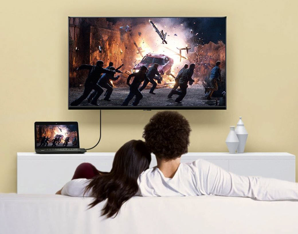 a couple is wathcing movie on a large TV connected to a laptop via the Kaybles DP-DP cable
