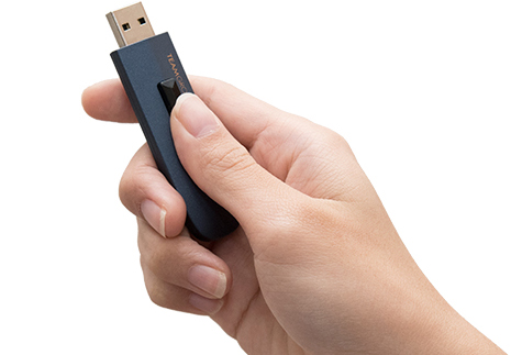 TeamGroup c188 flash drive being held in a person's hand