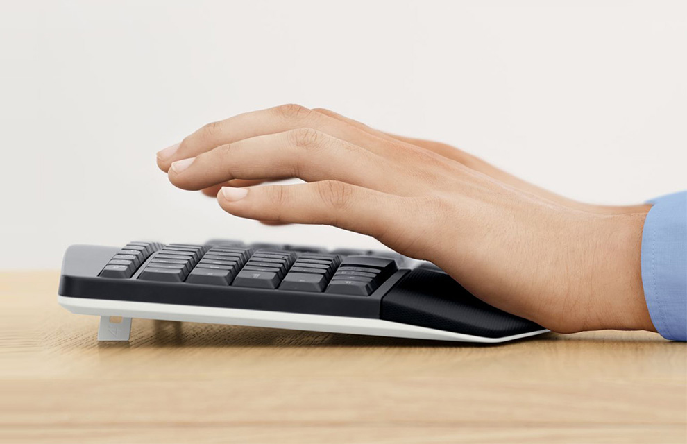 Hands using the Logitech MK850 Wireless Keyboard from the side