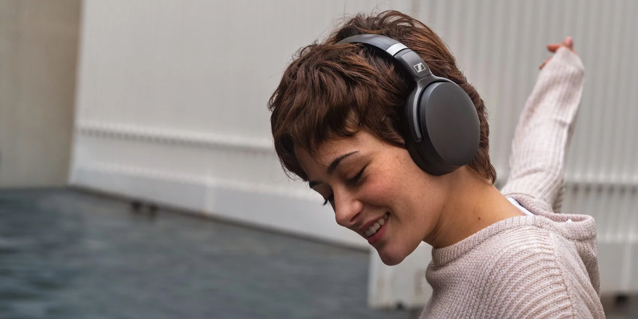 A girl wore the Sennheiser HD 450BT Wireless Around Ear headphones