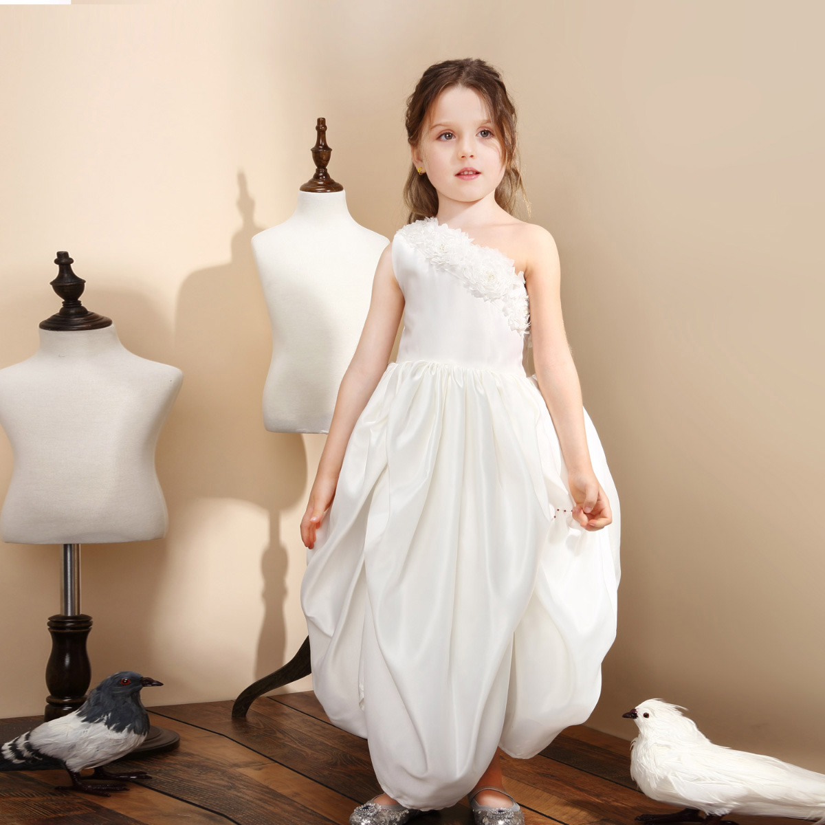 Hanakimi® Girl White Satin Pleated Court Belle Ceremony Dresses